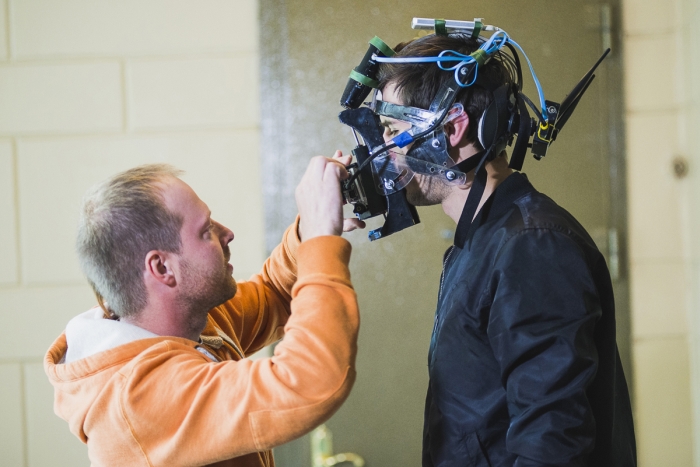 Schauspieler mit Kamerahelm am Set von "Hardcore" © Capelight Pictures/Wild Bunch Germany